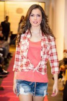 camisa a cuadros con camiseta